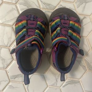 Adorable Keen toddler shoes, size 6.